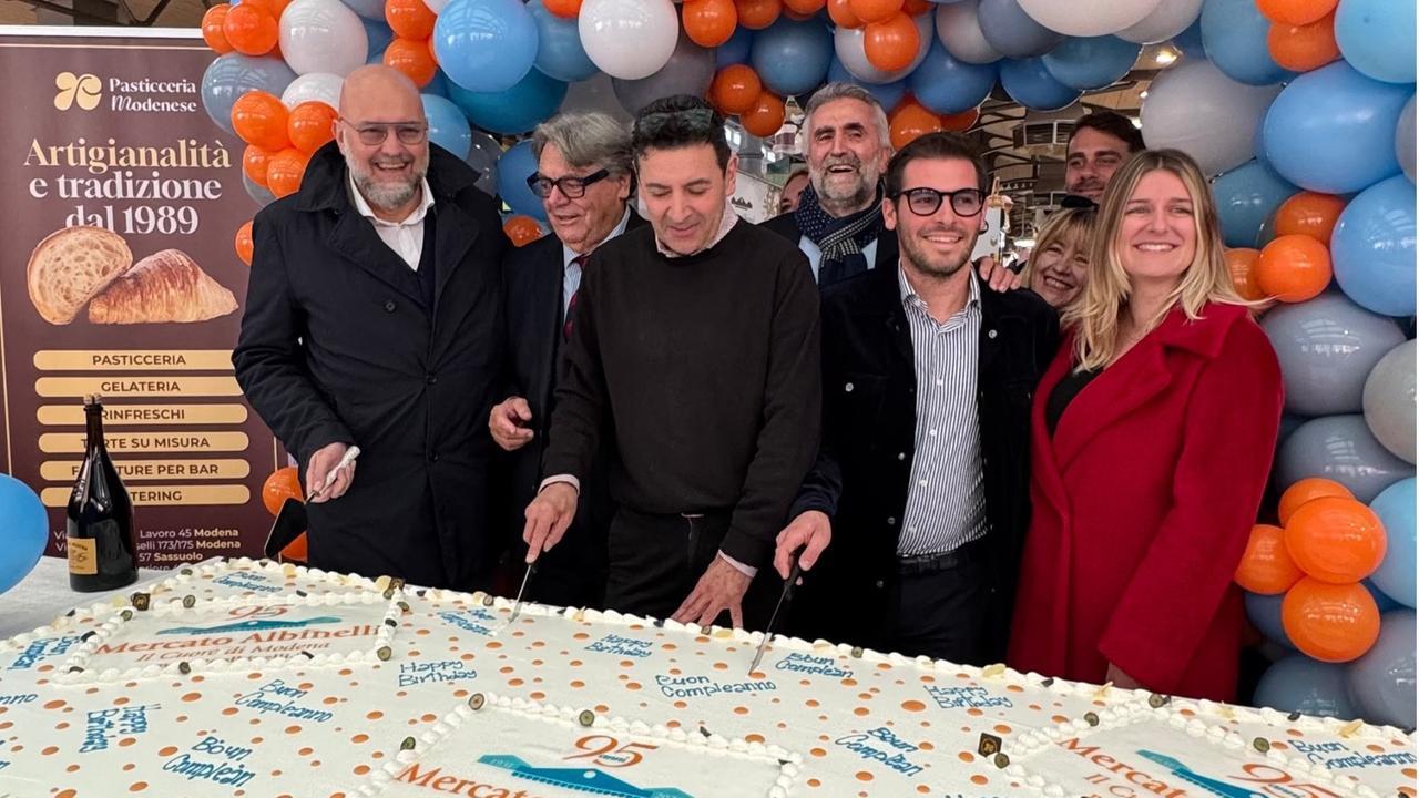 Il Mercato Albinelli compie 95 anni: viaggio tra i volti, i profumi e le storie di famiglia