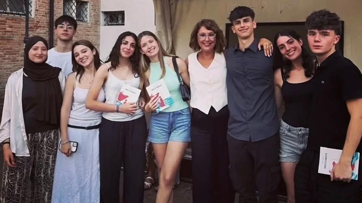 La prof Delia torna in classe dopo l’ictus: «Una lunga lotta, con le parole sono rinata»