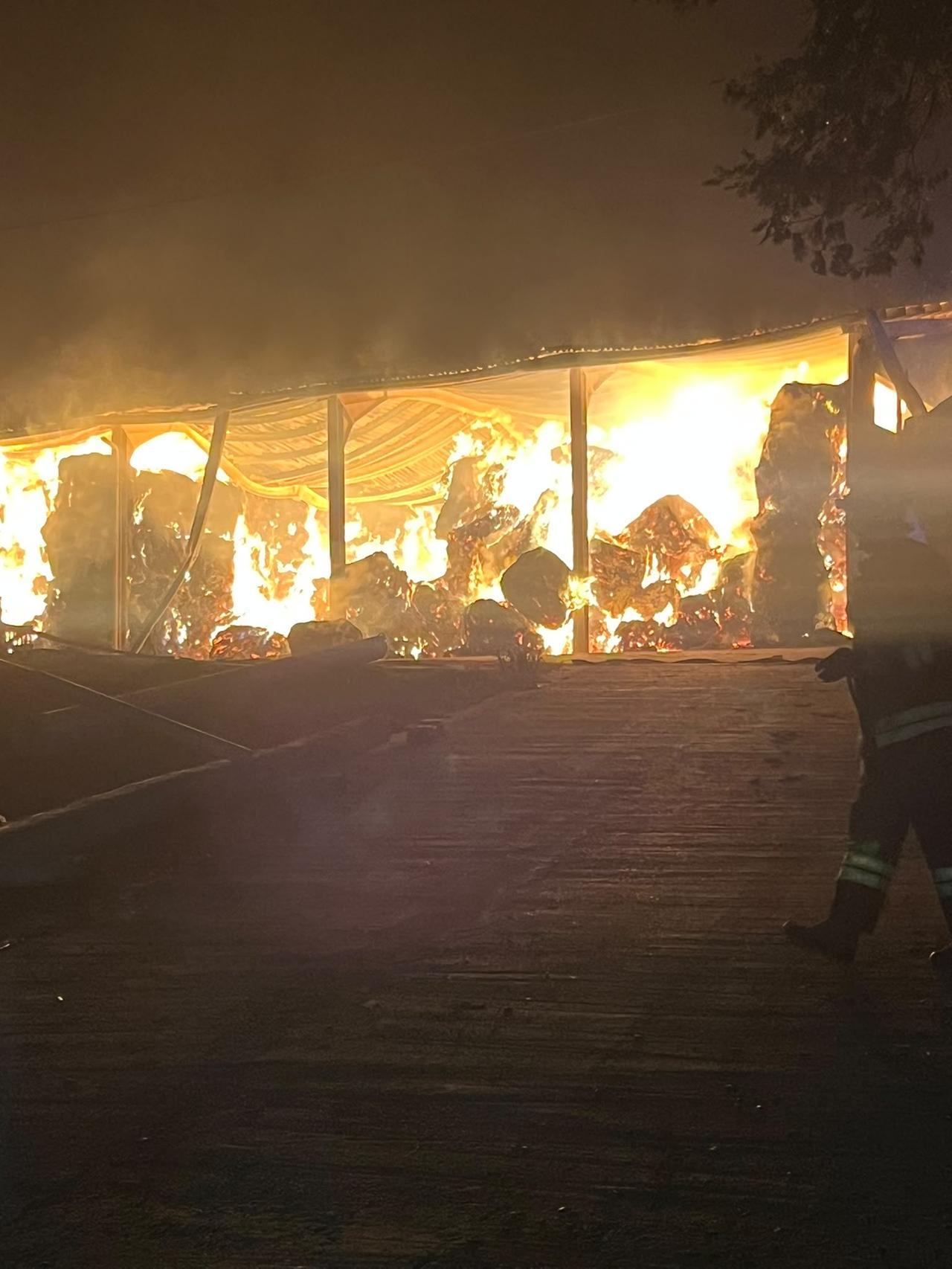 Carpineti, vasto incendio distrugge capannone agricolo