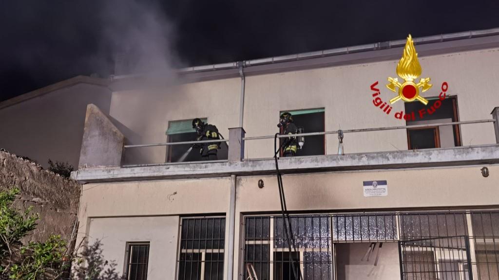 Incendio in un’abitazione nella notte, intervengono i vigili del fuoco con l’autobotte