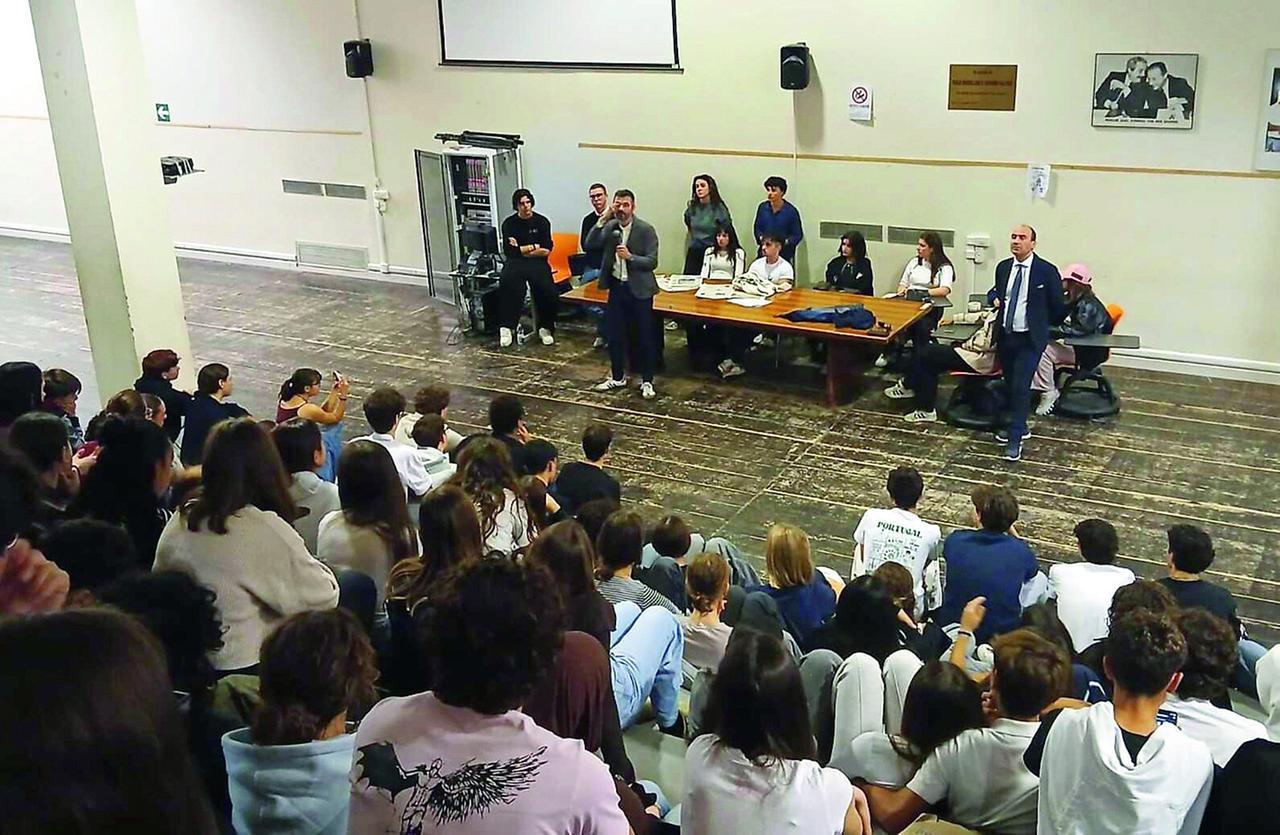 Prato, Biffoni parla agli studenti: «Mi fido di voi, fidatevi di noi»