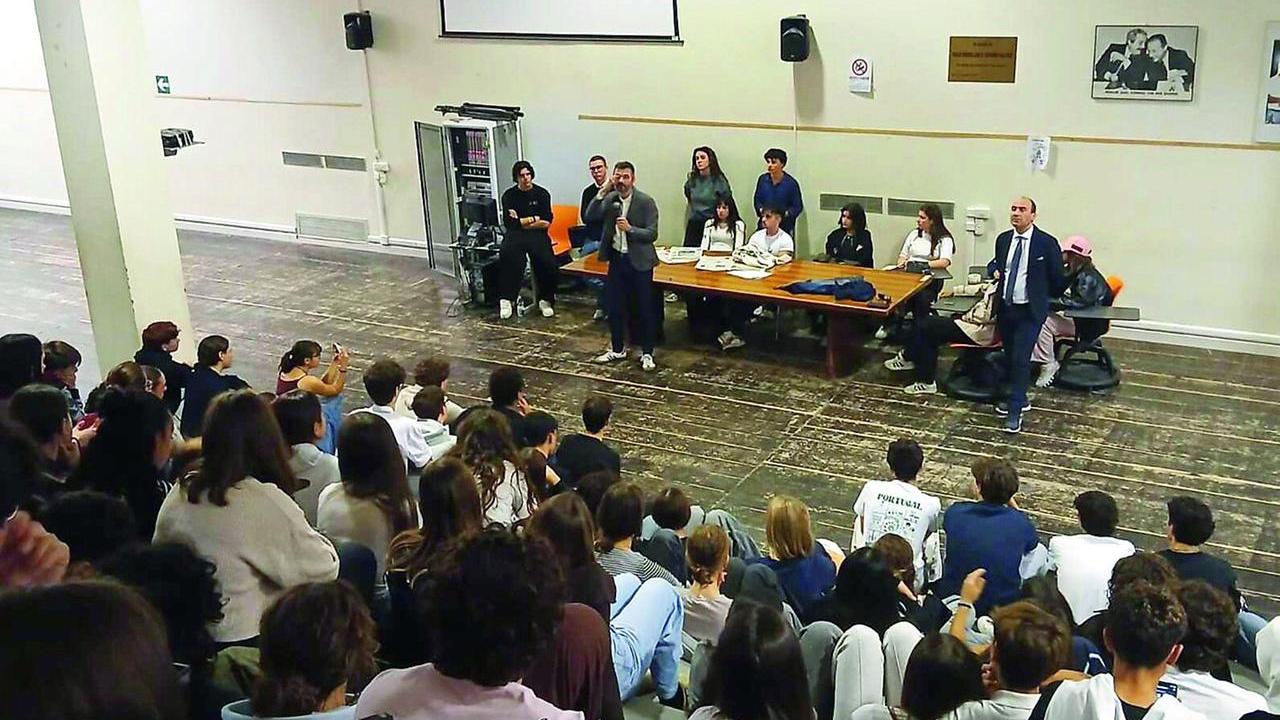 Il sindaco Matteo Biffoni all'assemblea degli studenti del Copernico