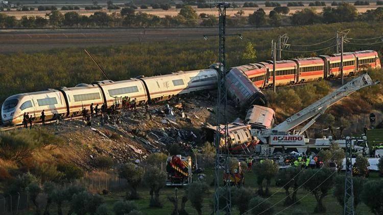 Il treno fermo, gli audio e il via libera: cosa sappiamo sul disastro ferroviario in Spagna – Indagini in corso
