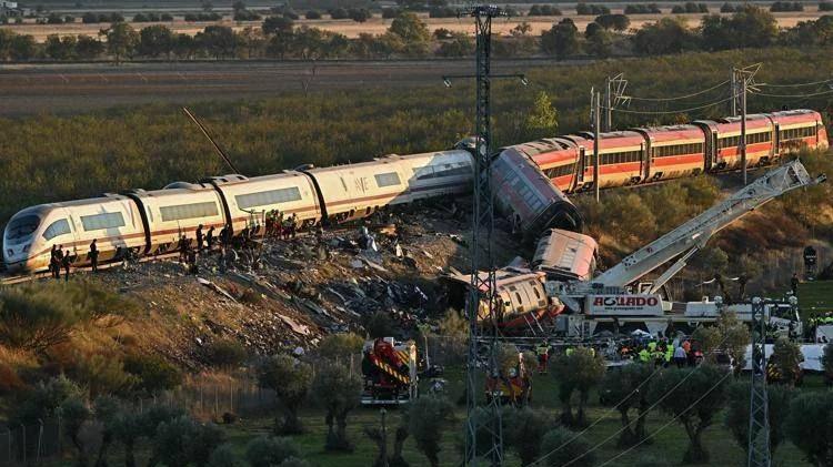 Il treno fermo, gli audio e il via libera: cosa sappiamo sul disastro ferroviario in Spagna – Indagini in corso