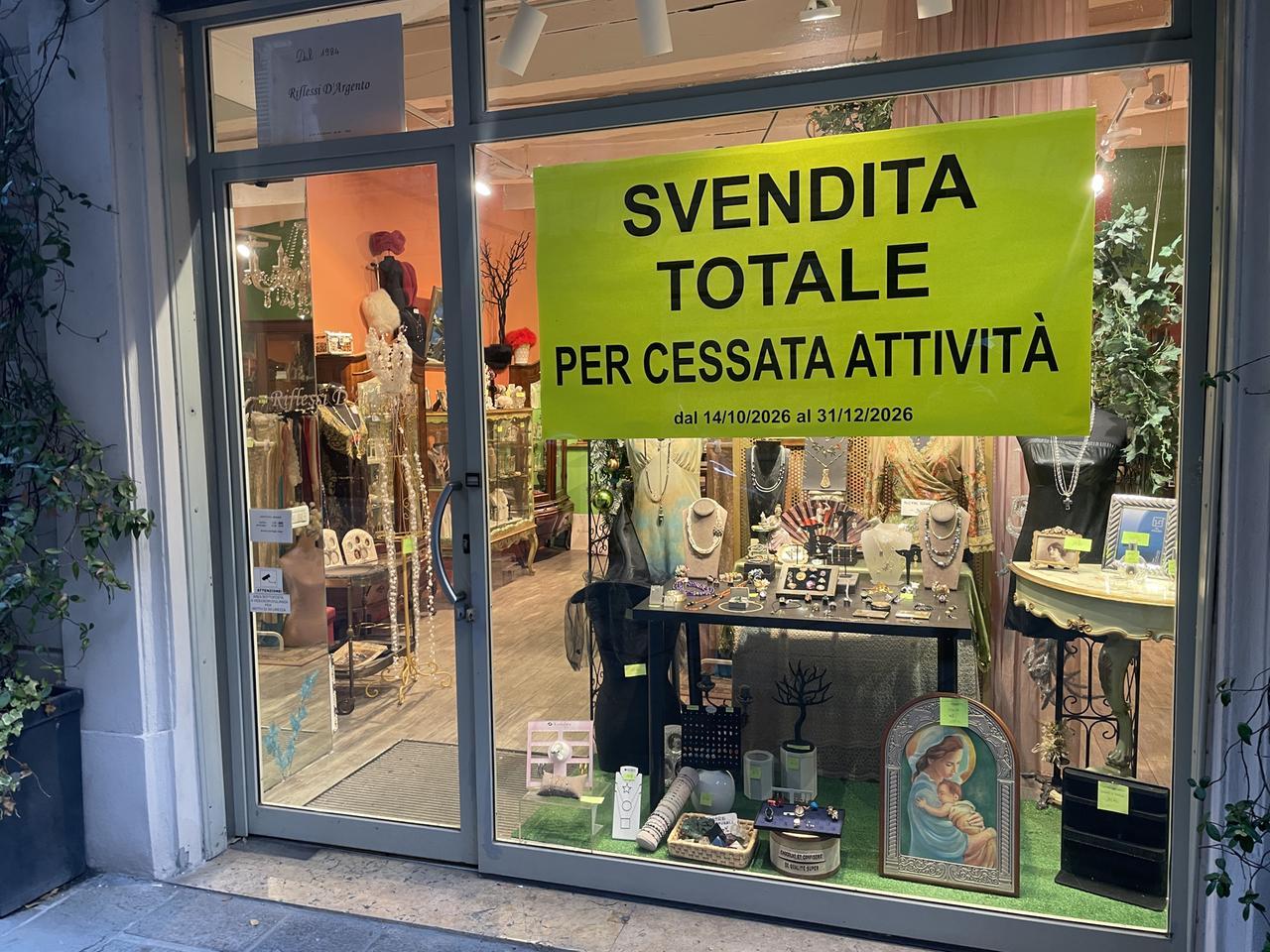 Centro storico, via Farini perde un altro negozio: «Chiudo anch’io, non vale la pena»