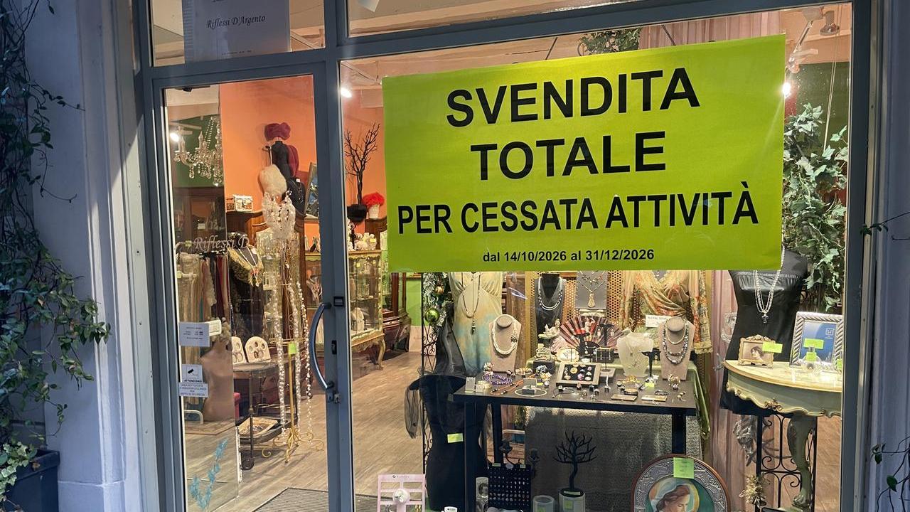 Centro storico, via Farini perde un altro negozio: «Chiudo anch’io, non vale la pena»