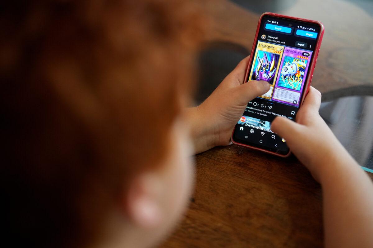 Genitori e digitale, i numeri del report: il 98% dei figli ha uno smartphone