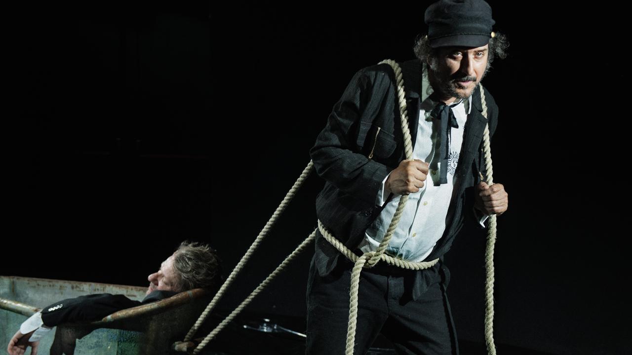 Vinicio Capossela porta nell’isola la sua ballad opera: «Abbiamo bisogno di poeti, non di star che vanno celebrate» – Le date nei teatri