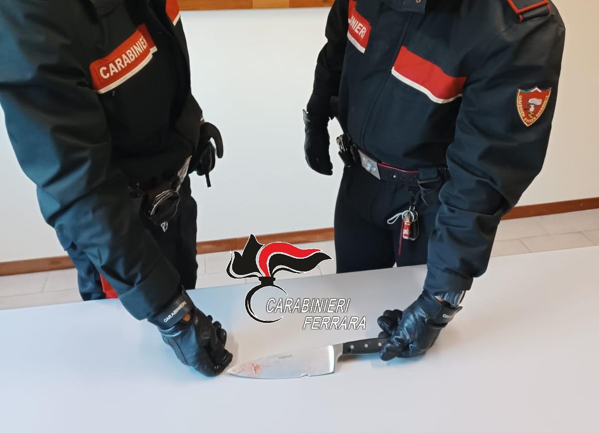 Cento, lite in strada con un coltello da cucina: arrestati due uomini
