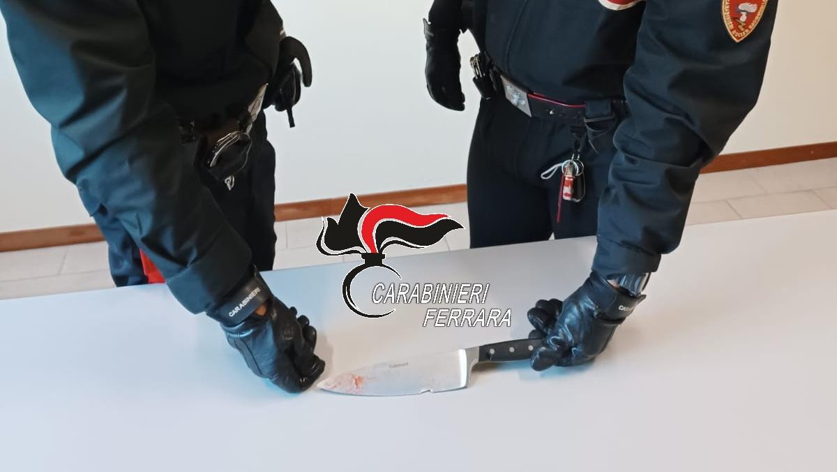 Cento, lite in strada con un coltello da cucina: arrestati due uomini