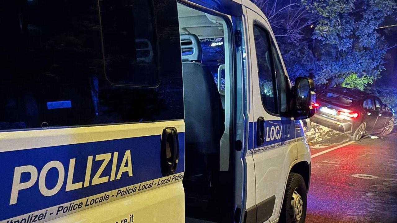 Reggio Emilia, sfreccia contromano con la Bmw e si schianta contro un muro. Ecco cosa è emerso dai controlli