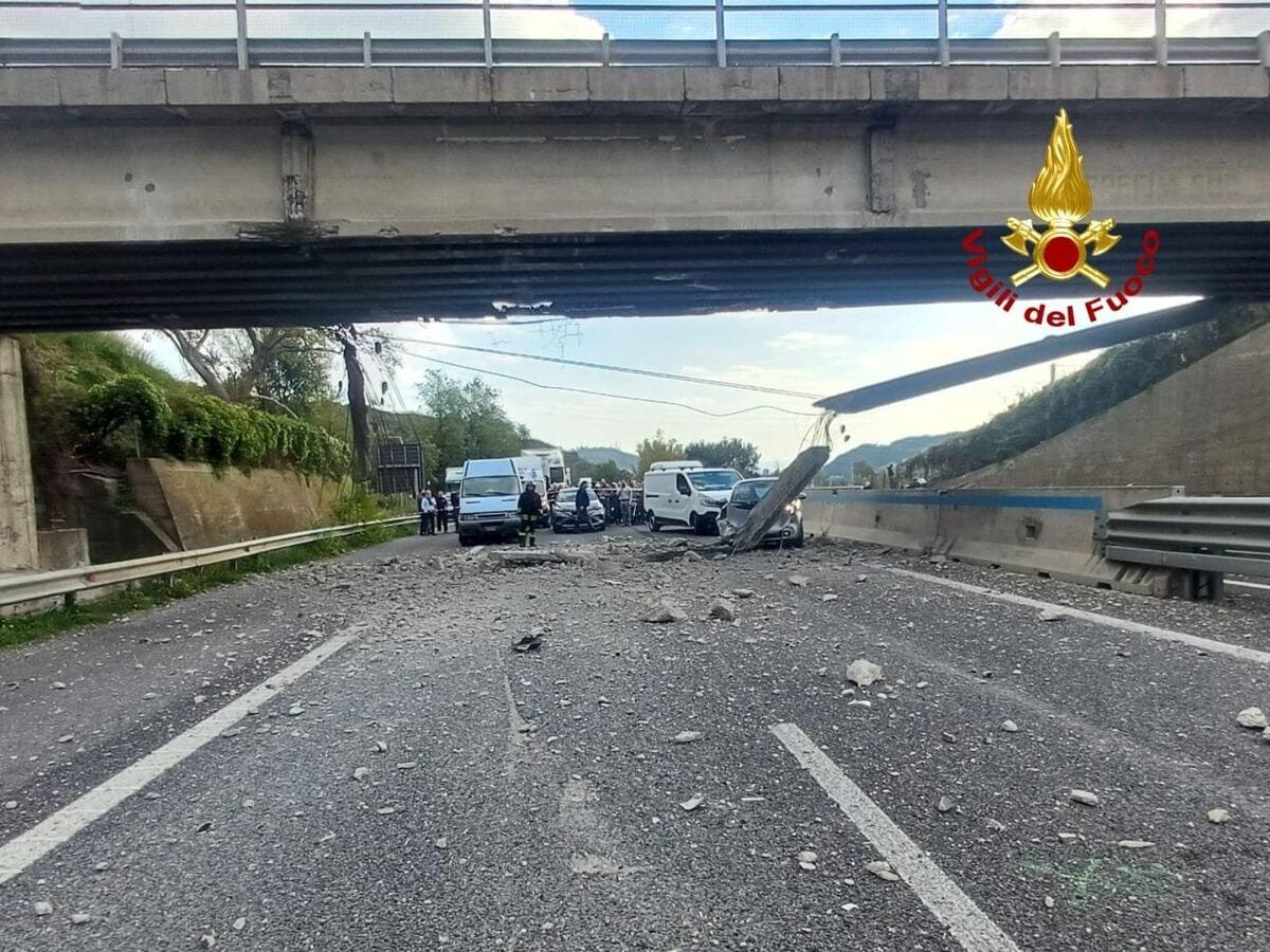 Salerno, crolla una parte di cavalcavia sul raccordo autostradale: colpita un’auto