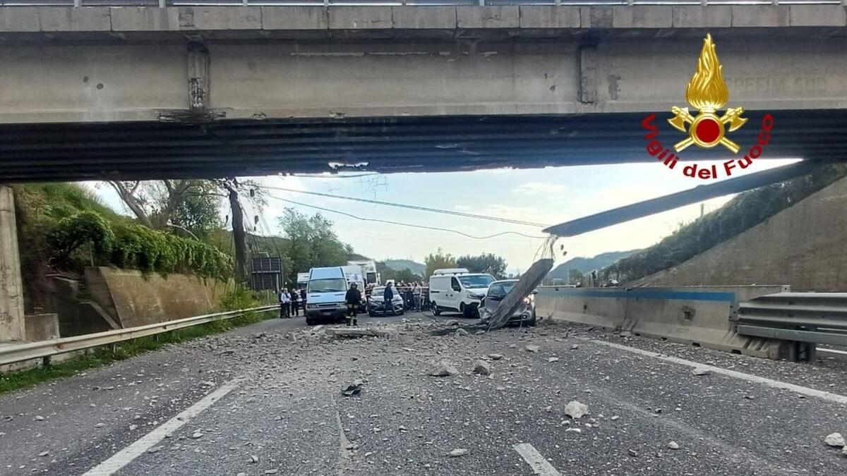 Salerno, crolla una parte di cavalcavia sul raccordo autostradale: colpita un’auto