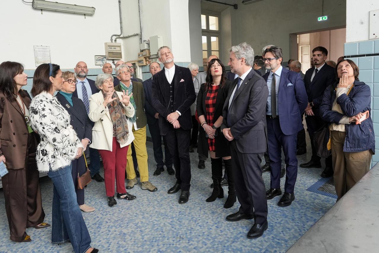 
	Al centro il ministro Giuli nell'ex manicomio di Maggiano (foto Paolo Nucci)

