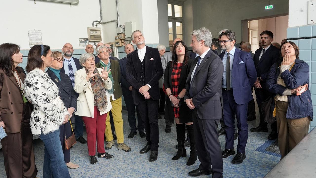 Al centro il ministro Giuli nell'ex manicomio di Maggiano (foto Paolo Nucci)