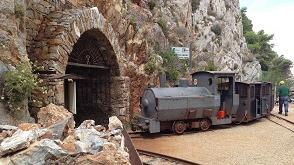 Il trenino minerario all'ingresso della galleria Henry a Buggerru