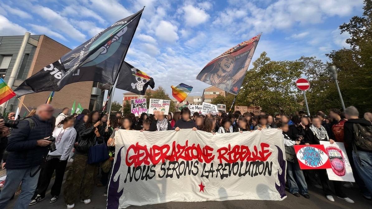 Studenti e lavoratori in sciopero, LA DIRETTA: segui gli aggiornamenti del corteo