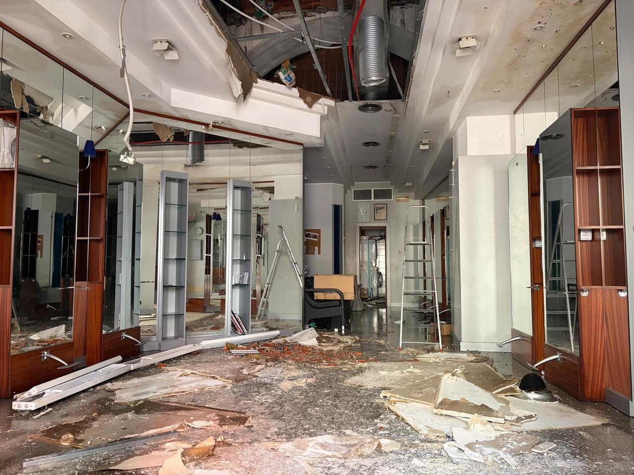 
	Il salone danneggiato in piazza Eleonora a Oristano

