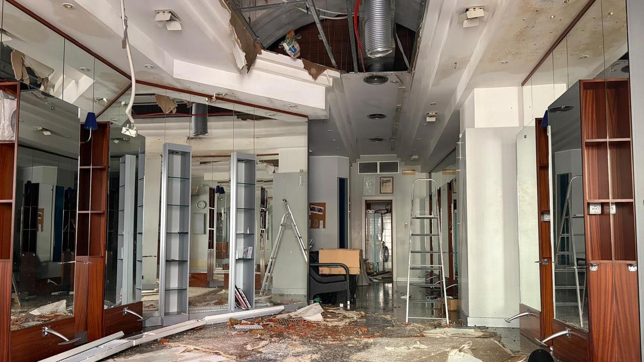 Il salone danneggiato in piazza Eleonora a Oristano