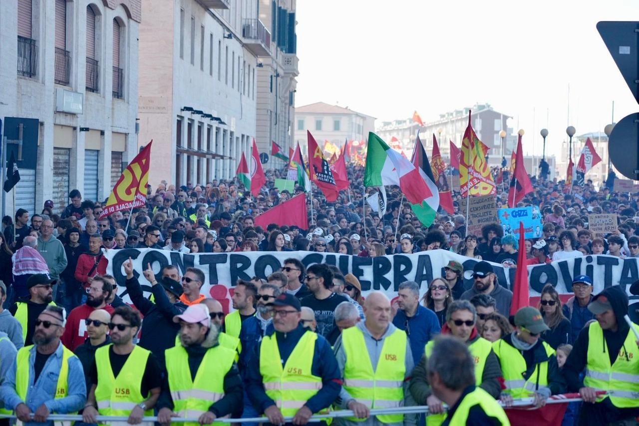 Sciopero venerdì 30 ottobre in Toscana, cortei e manifestazioni: il racconto live dalle città – Diretta