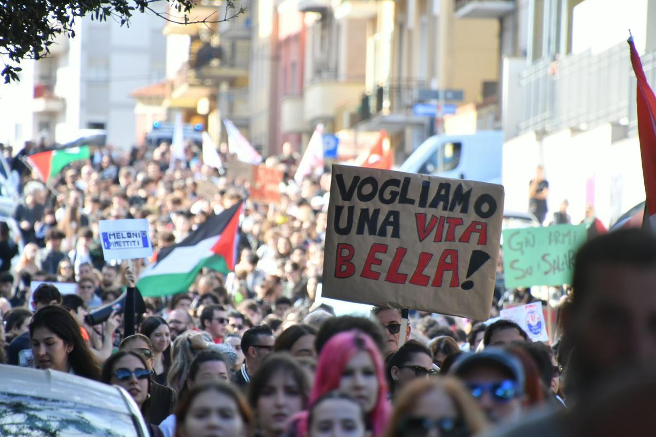 Scuola, trasporti, sanità: sciopero generale, la Sardegna è in piazza – Le immagini da Sassari e Cagliari