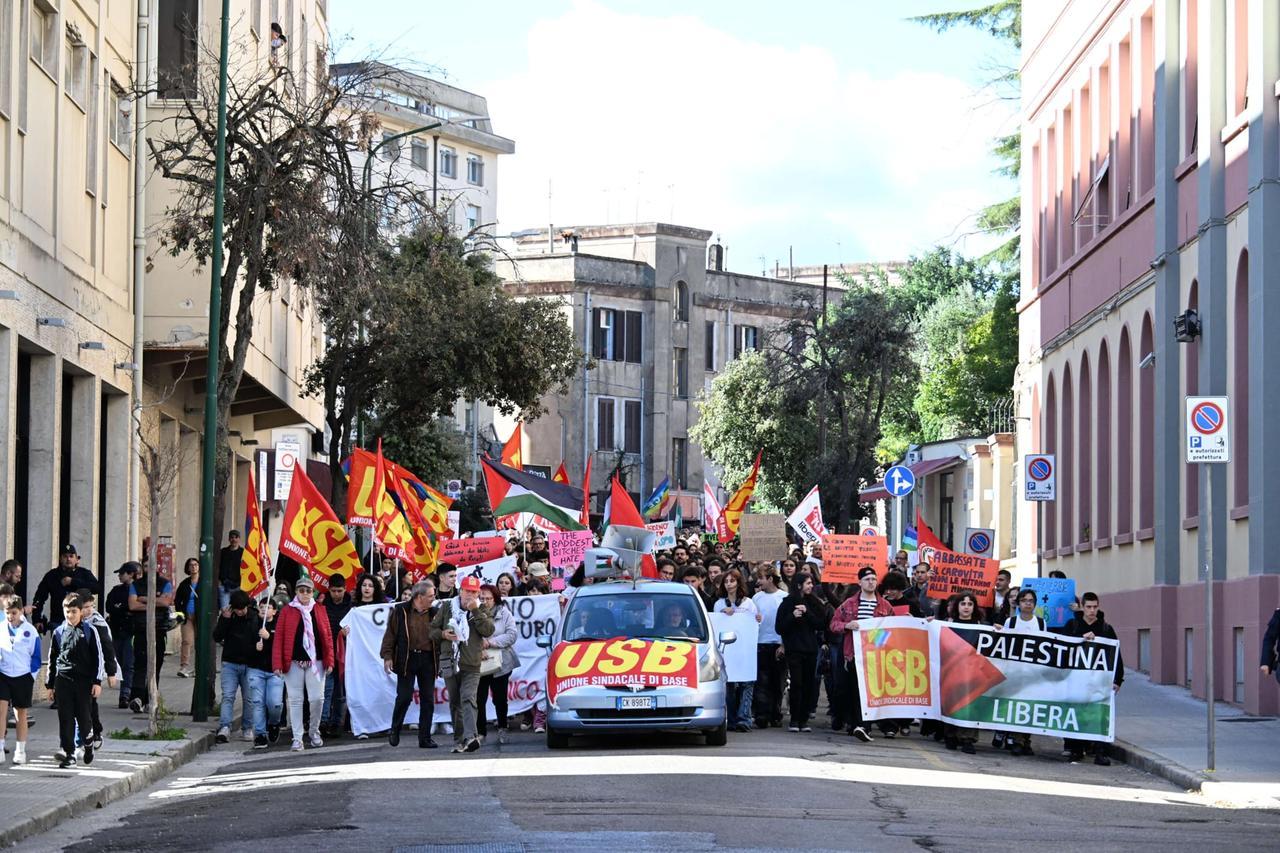 Sciopero generale, in 1500 a Nuoro: delegazione ricevuta in Prefettura – Le foto