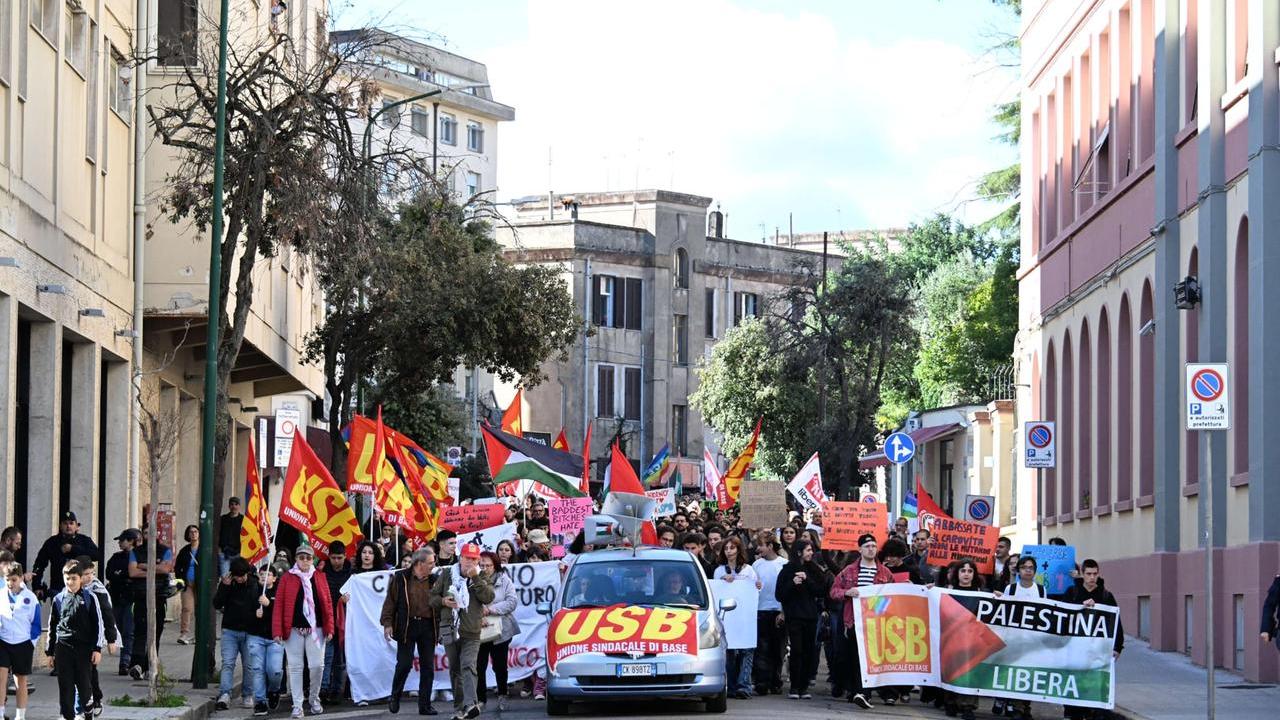 Il corteo dello sciopero generale a Nuoro - foto di Mauro Chessa