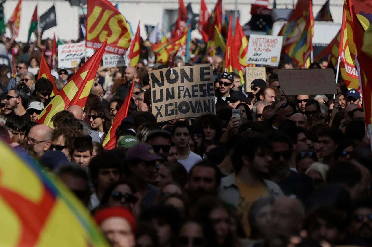 Il venerdì caldo di cortei e sciopero generale per lavoro e carovita