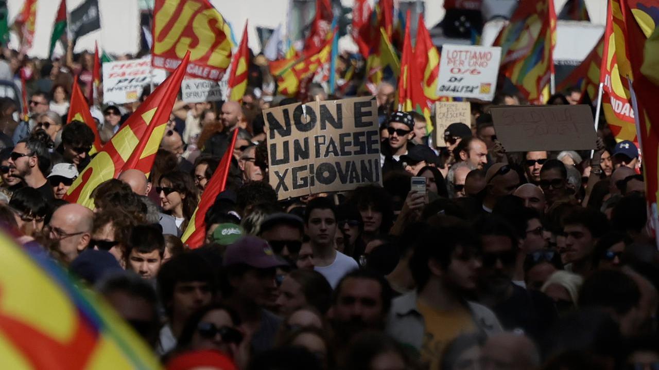 Il venerdì caldo di cortei e sciopero generale per lavoro e carovita