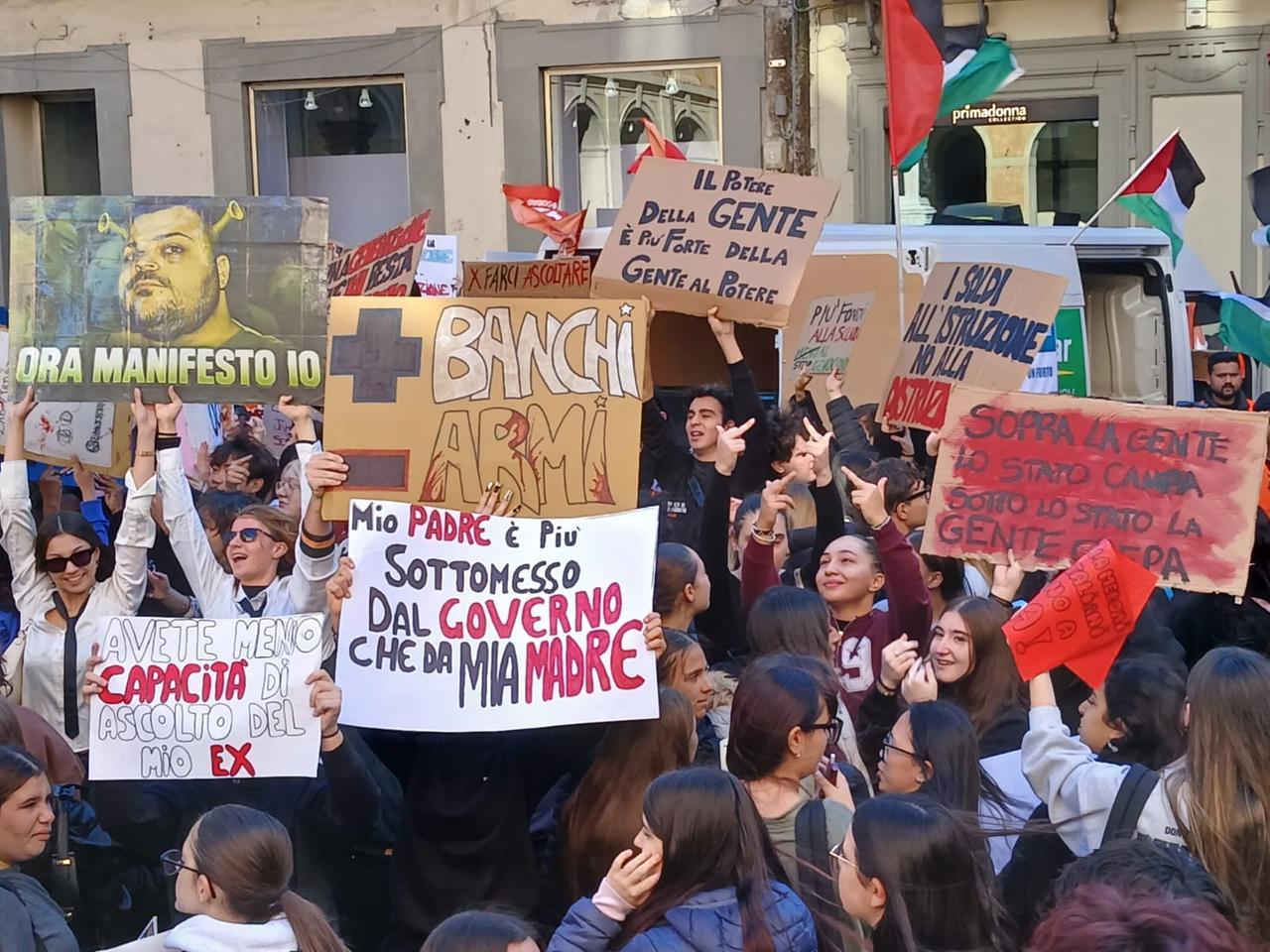 
	I cartelli dei manifestanti in piazza del Comune a Prato

