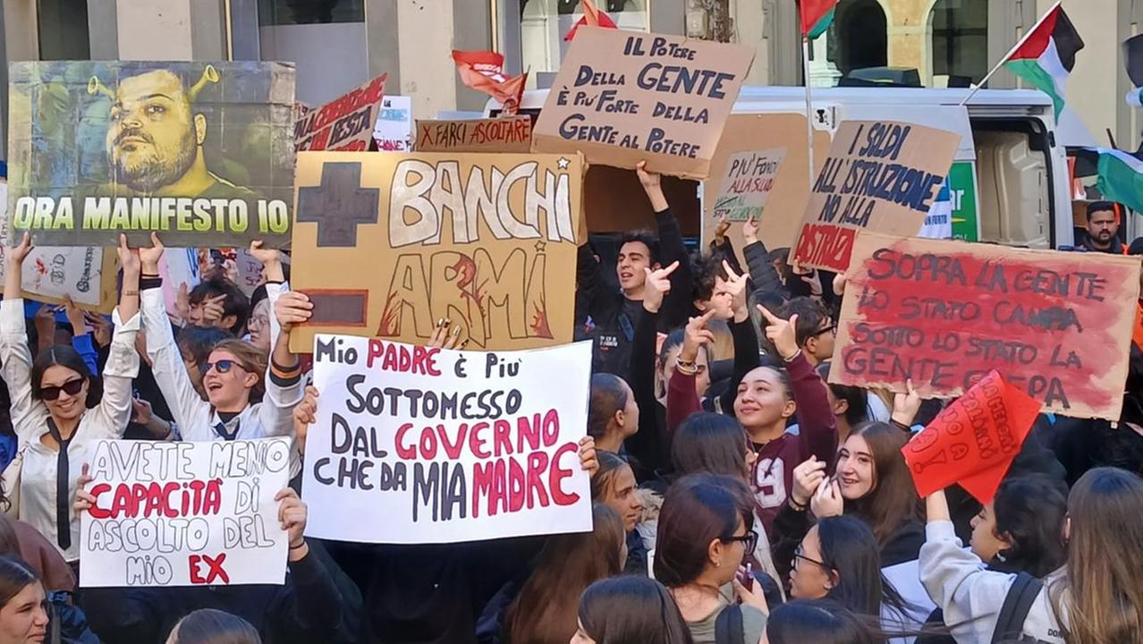 I cartelli dei manifestanti in piazza del Comune a Prato