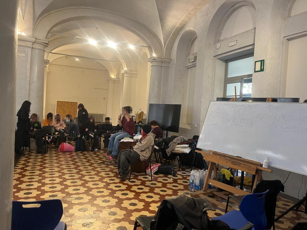 Chierici occupato, il viaggio dentro all’autogestione degli studenti: «Pulizie, regole ferree e niente social»