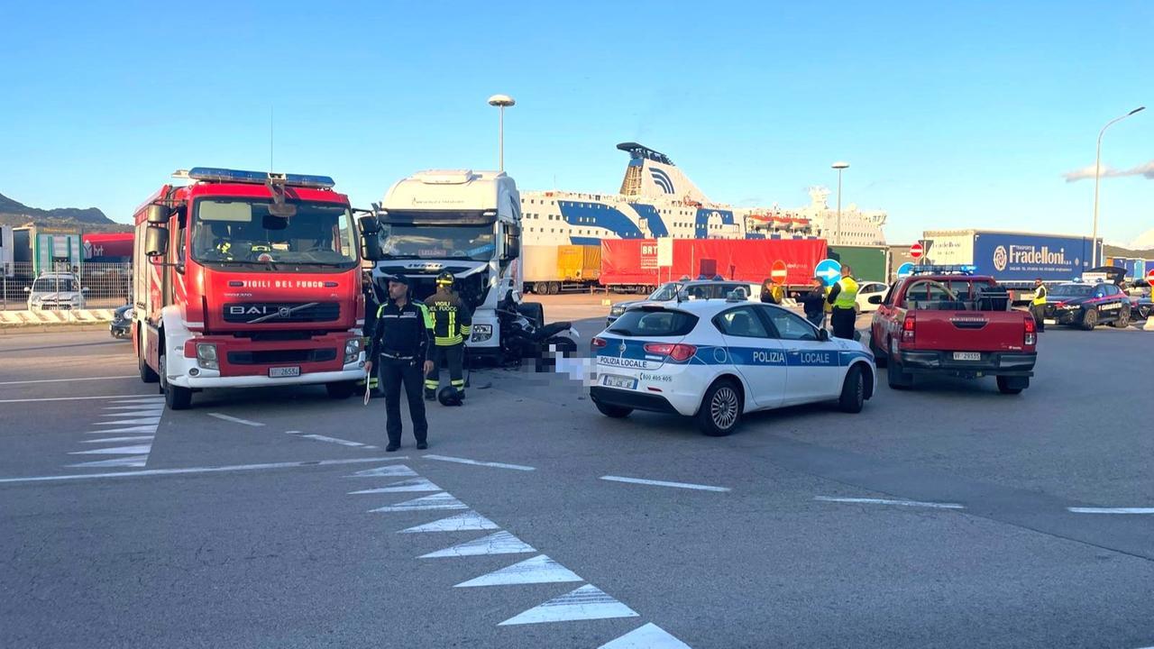 Olbia, moto contro autocarro vicino al porto: muore un uomo