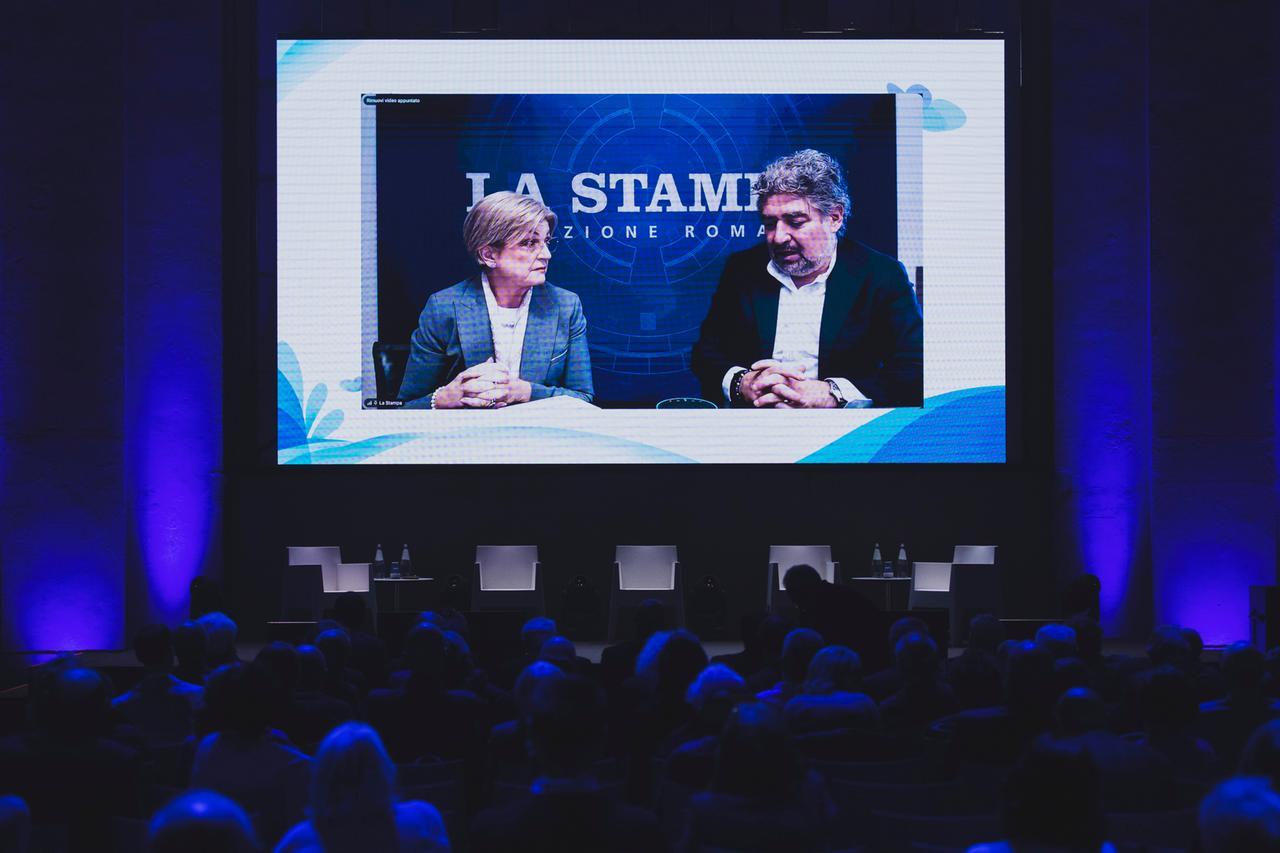 
	La ministra del Lavoro Marina Calderone intervista da Alessandro Barbera durante l'evento&nbsp;"Vivere a lungo, vivere meglio" presso la Nuvola Lavazza a Torino

