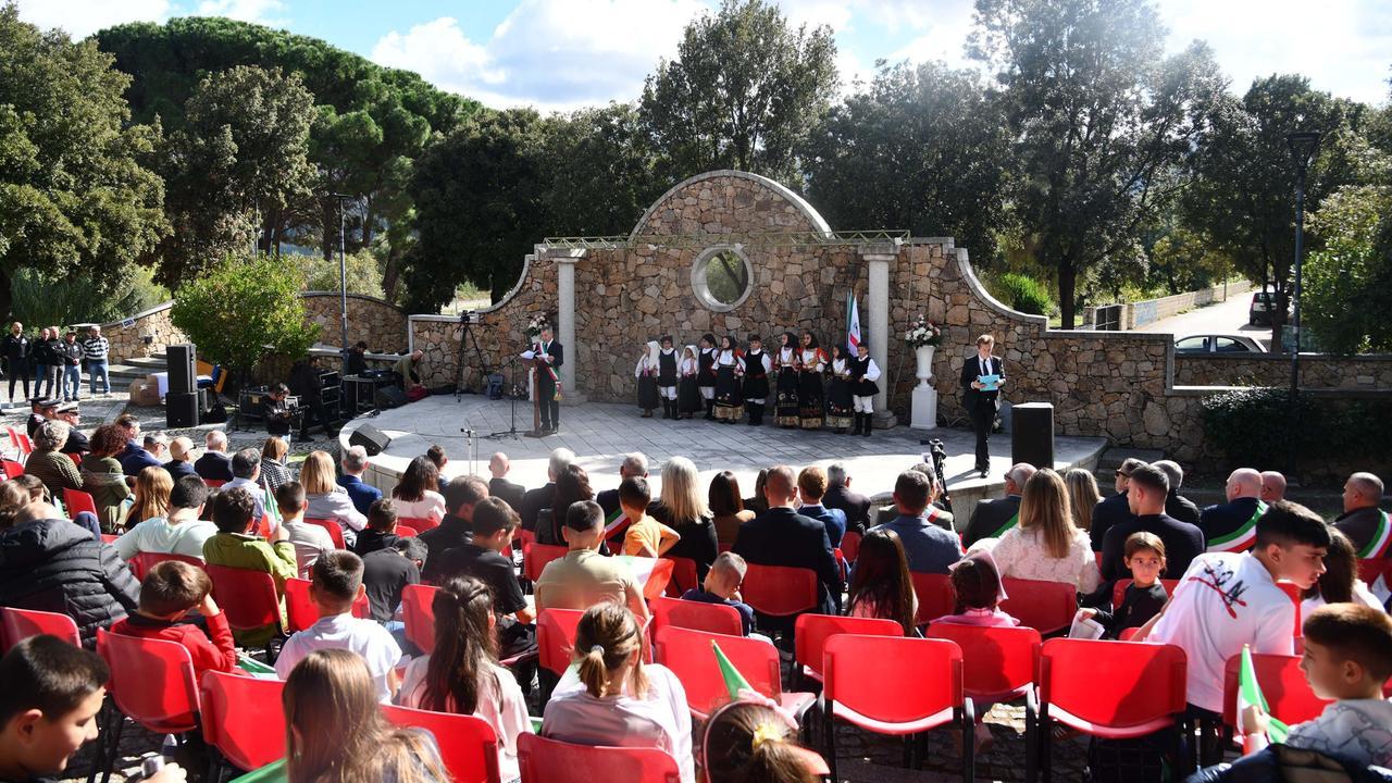 
	Un momento della cerimonia in piazza (foto di Vanna Sanna)

