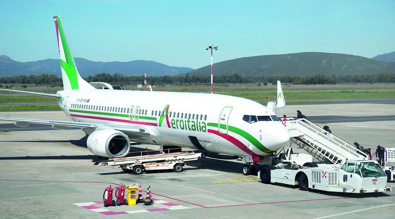 Voli, la Regione avverte Aeroitalia: nessun taglio autorizzato, gli impegni vanno rispettati