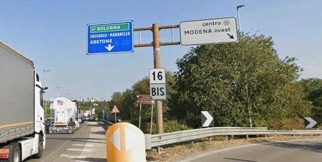 In contromano in tangenziale a Modena: «Ho visto i fari, ho rischiato il frontale»