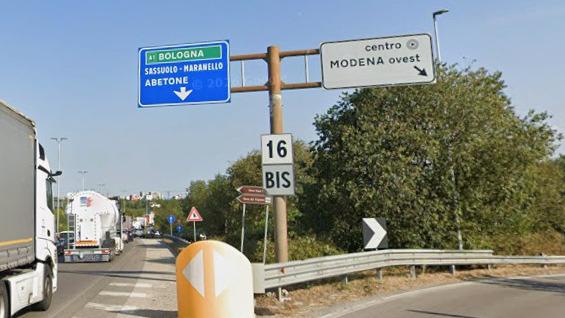 In contromano in tangenziale a Modena: «Ho visto i fari, ho rischiato il frontale»