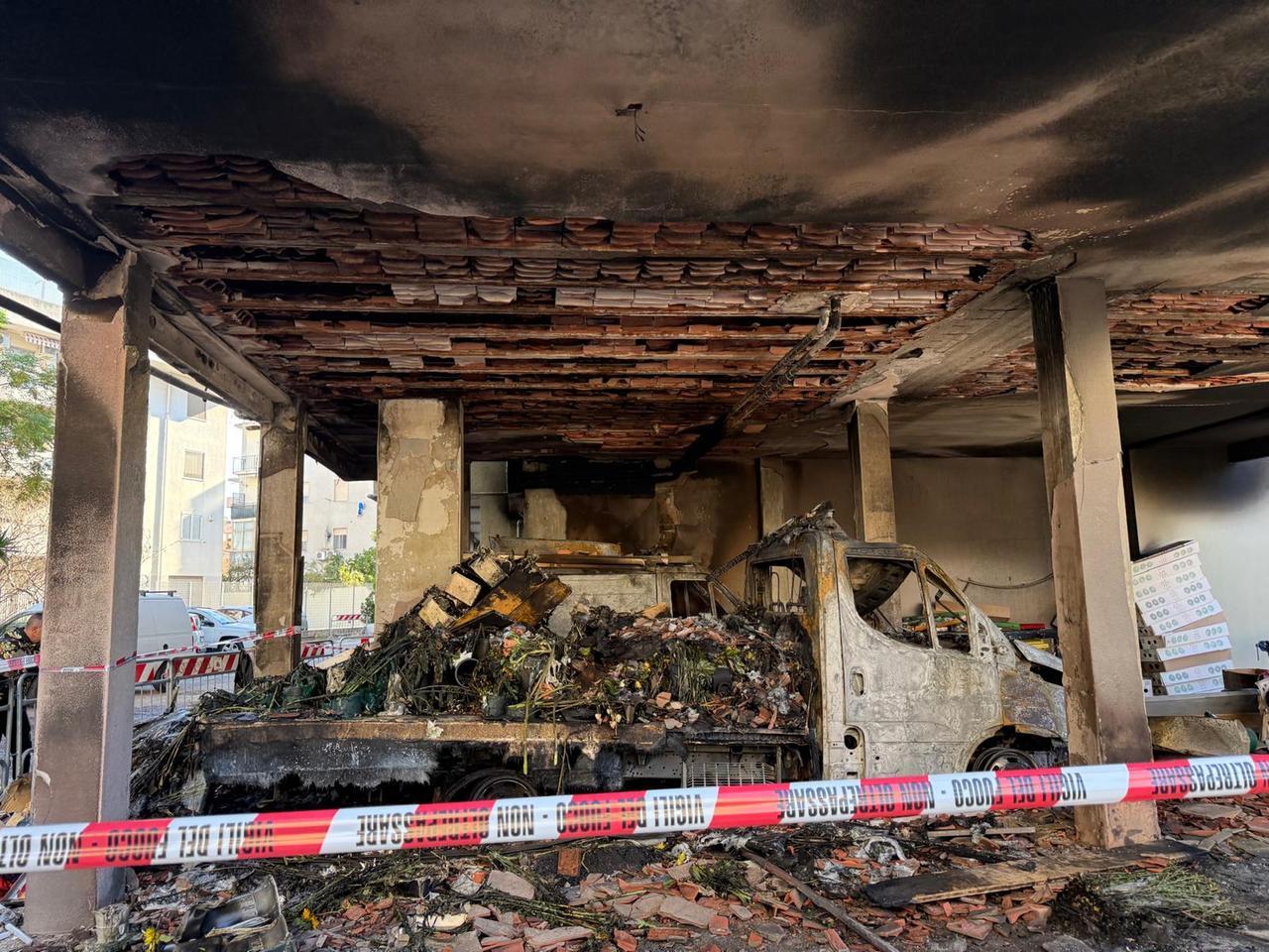 Paura nella notte, fiamme nei parcheggi di una palazzina: famiglia evacuata