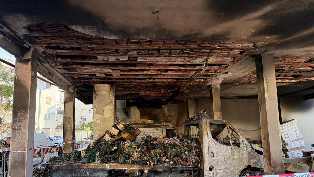 Paura nella notte, fiamme nei parcheggi di una palazzina: famiglia evacuata