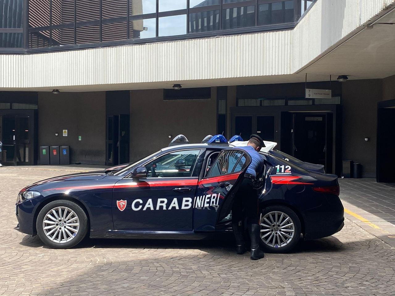 Castelnovo Monti, più di mille telefonate anonime e minacce all’ex compagna: per un 38enne scatta il braccialetto elettronico