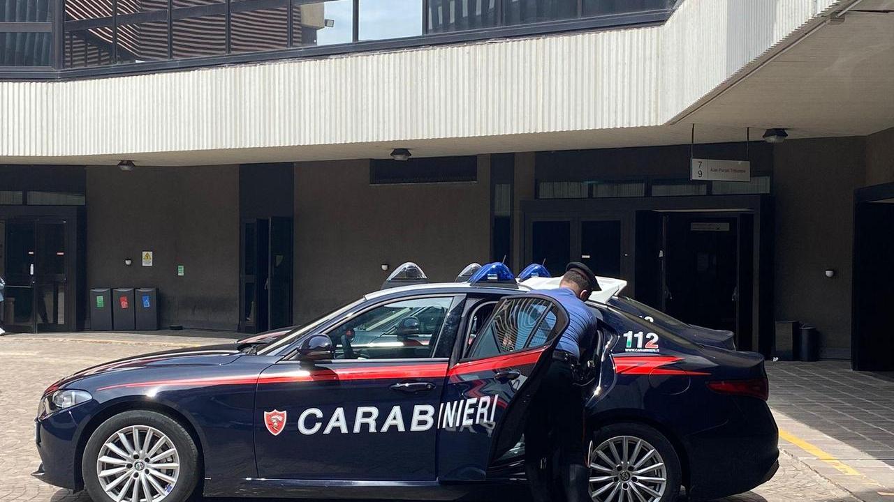 Castelnovo Monti, più di mille telefonate anonime e minacce all’ex compagna: per un 38enne scatta il braccialetto elettronico