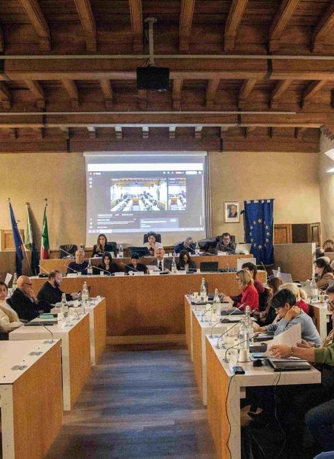 Tariffa rifiuti, strappo in Consiglio di Formigine: le opposizioni abbandonano l’aula