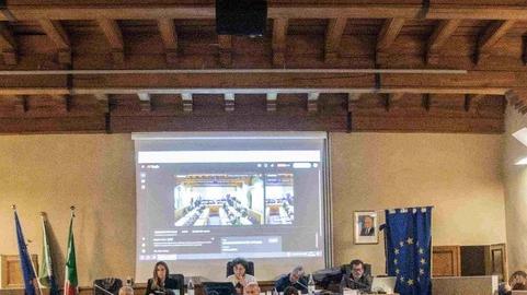 Tariffa rifiuti, strappo in Consiglio di Formigine: le opposizioni abbandonano l’aula
