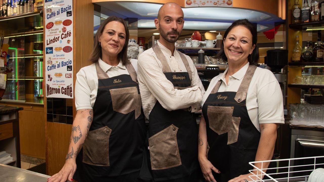 Iole, Giuseppe e Conny Sannino dietro al bancone del bar Galli di via Santerno (foto Agenzia Bf)