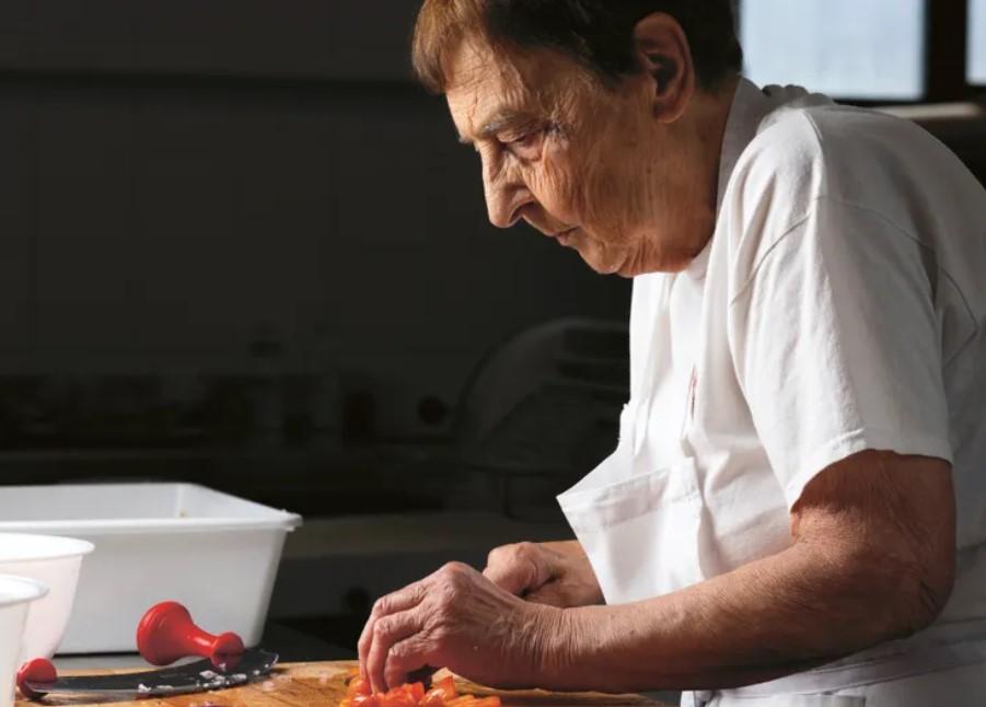 Addio a Nonna Silvi, dal forno Martini all’invito in Qatar: i “segreti” della cuoca toscana diventata fenomeno social