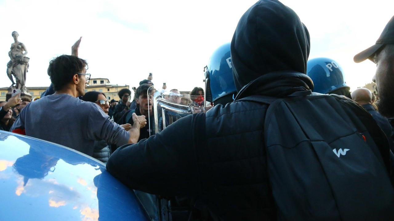 Firenze, tre perquisiti nell’inchiesta sugli appelli alla violenza nei cortei