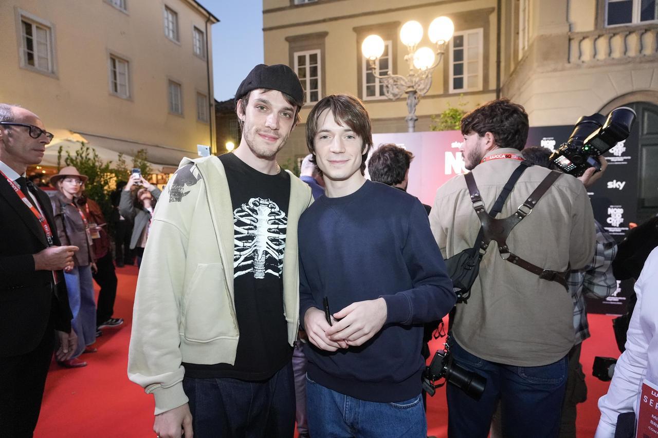 Lucca Comics, gli 883 si prendono la scena: folla di fan e abbracci per i nuovi Max e Mauro