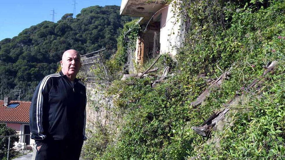 Antonio Guadagnucci davanti alla casa (foto Cuffaro)
