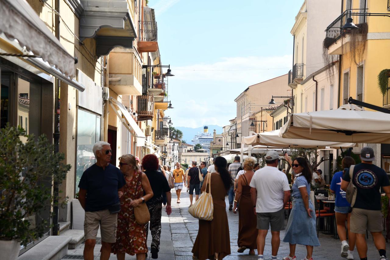Turismo in crescita, + 4% nei primi sei mesi: l’isola piace sempre di più agli stranieri, ma l’entroterra resta ai margini